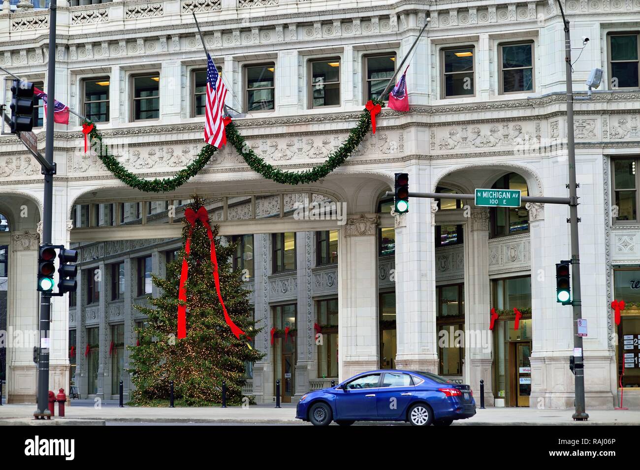 Chicago, Illinois, USA. La ville monument Wrigley Building décoré pour la saison de Noël. Banque D'Images