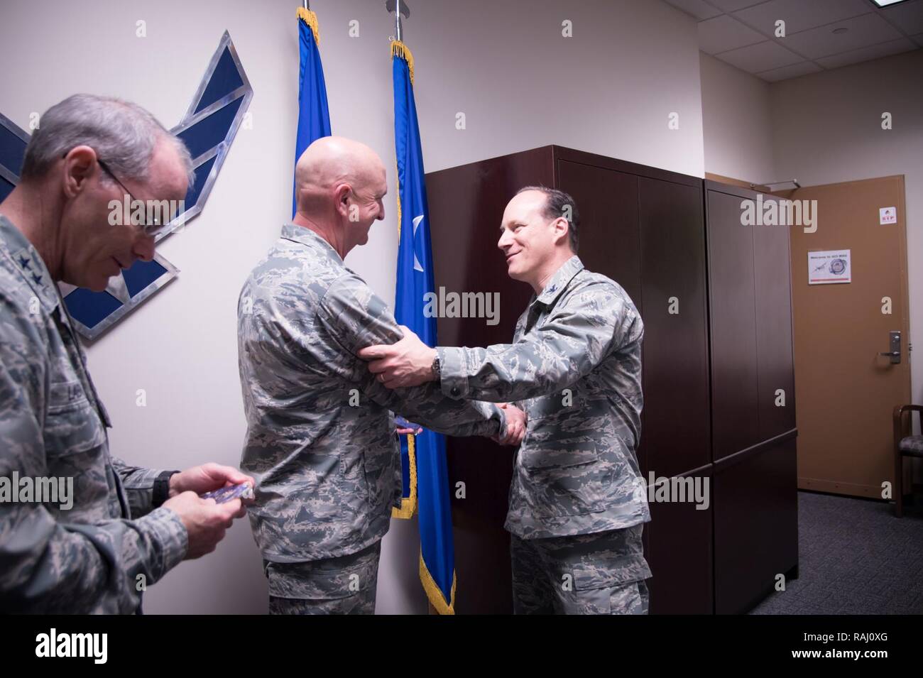 Le colonel Jay Johnson, commandant du groupe de maintenance 403e, présente le Major-général Robert LaBrutta, 2e commandant de l'Armée de l'air, et le colonel Todd Weyerstrass, 2e vice-commandant de l'Armée de l'air, avec 403e MXG pièces pendant une aile 403e tour d'immersion le 3 février à la base aérienne de Keesler, Mississippi. Banque D'Images