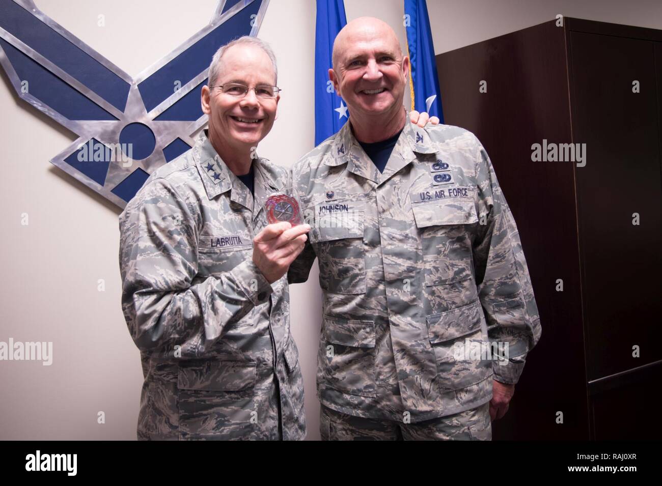 Le colonel Jay Johnson, commandant du groupe de maintenance 403e, présente le Major-général Robert LaBrutta, 2e commandant de l'Armée de l'air, avec une pièce de MXG 403e 403e au cours d'une immersion de l'aile tour le 3 février à la base aérienne de Keesler, Mississippi. Banque D'Images