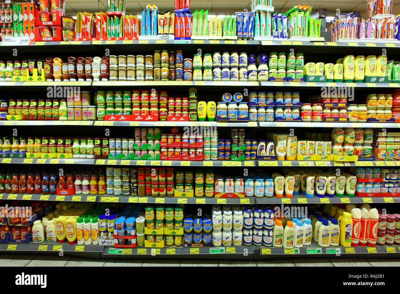 Étagères avec la mayonnaise, les sauces tomate, salade, moutarde, ketchup, self-service, ministère de l'alimentation, supermarché Banque D'Images