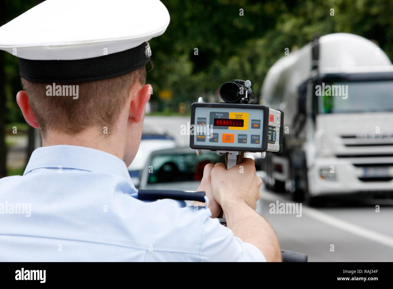 Agent de police à l'aide d'un fusil, la mesure de la vitesse du trafic, 24 heures d'intense surveillance de vitesse, Duisburg Banque D'Images