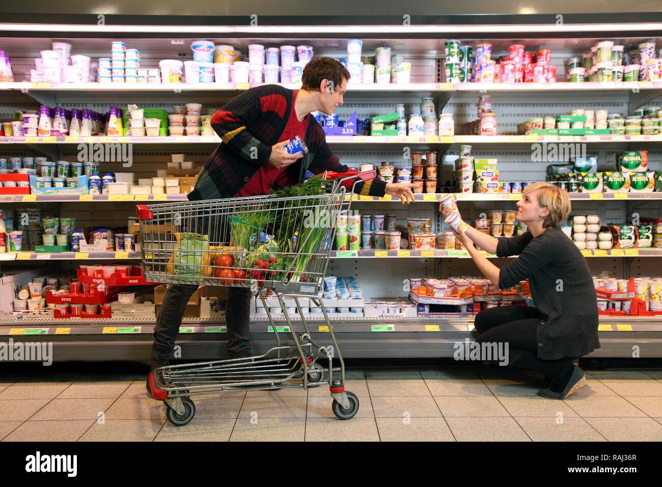 Les clients debout devant l'étagère réfrigérés, les produits laitiers, le food hall, supermarché Banque D'Images