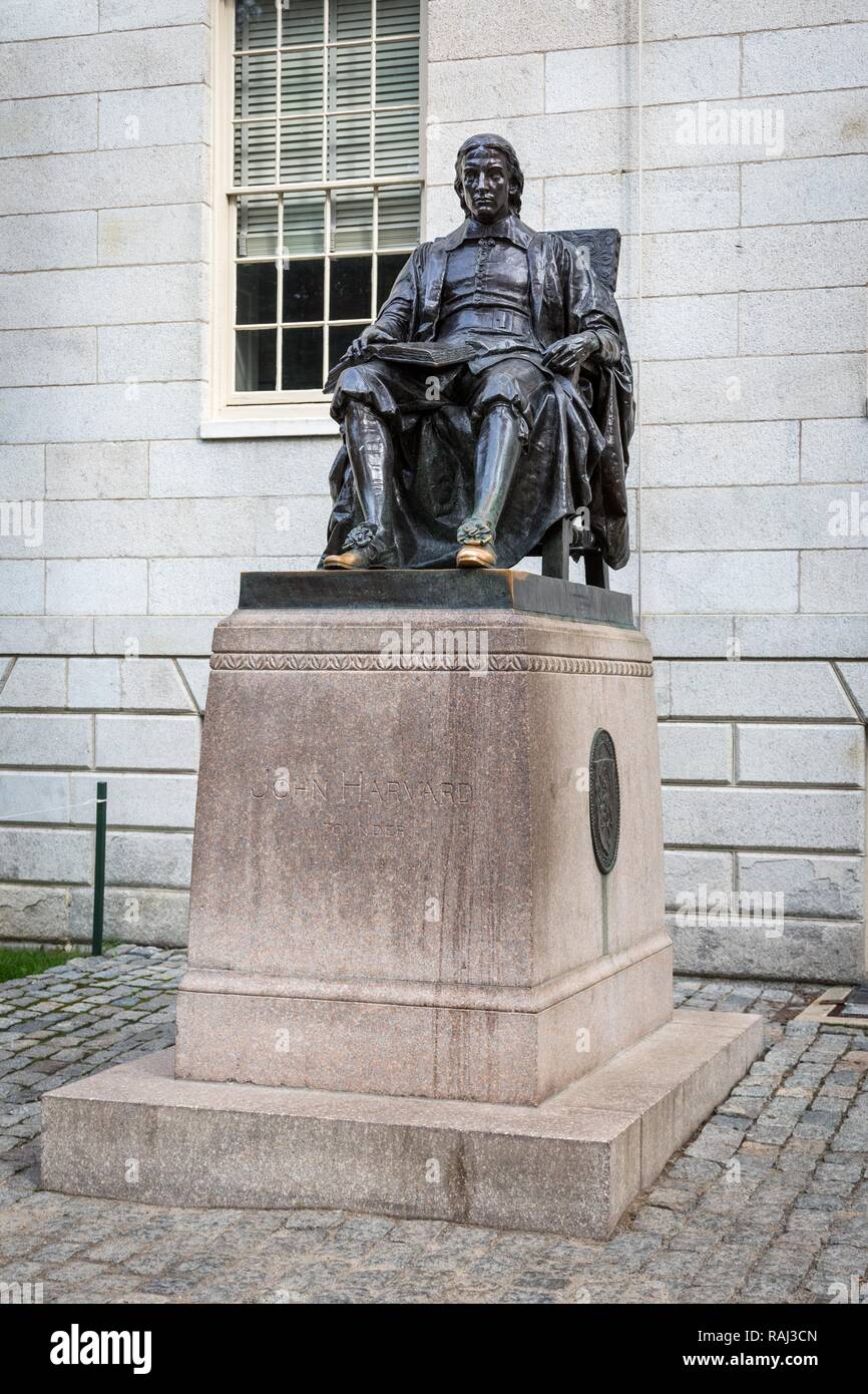 John Harvard Statue, statue en bronze, Parc Harvard Yard, Harvard University, Cambridge, Massachusetts, USA Banque D'Images