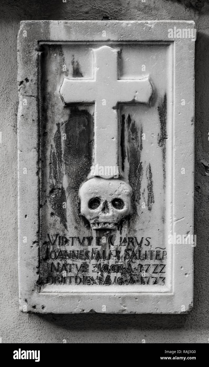 Noir et blanc, plaque grave avec tête de mort sur le mur de l'urne, église paroissiale Saint-Nicolas, église de San Nicolò, vieille ville Banque D'Images