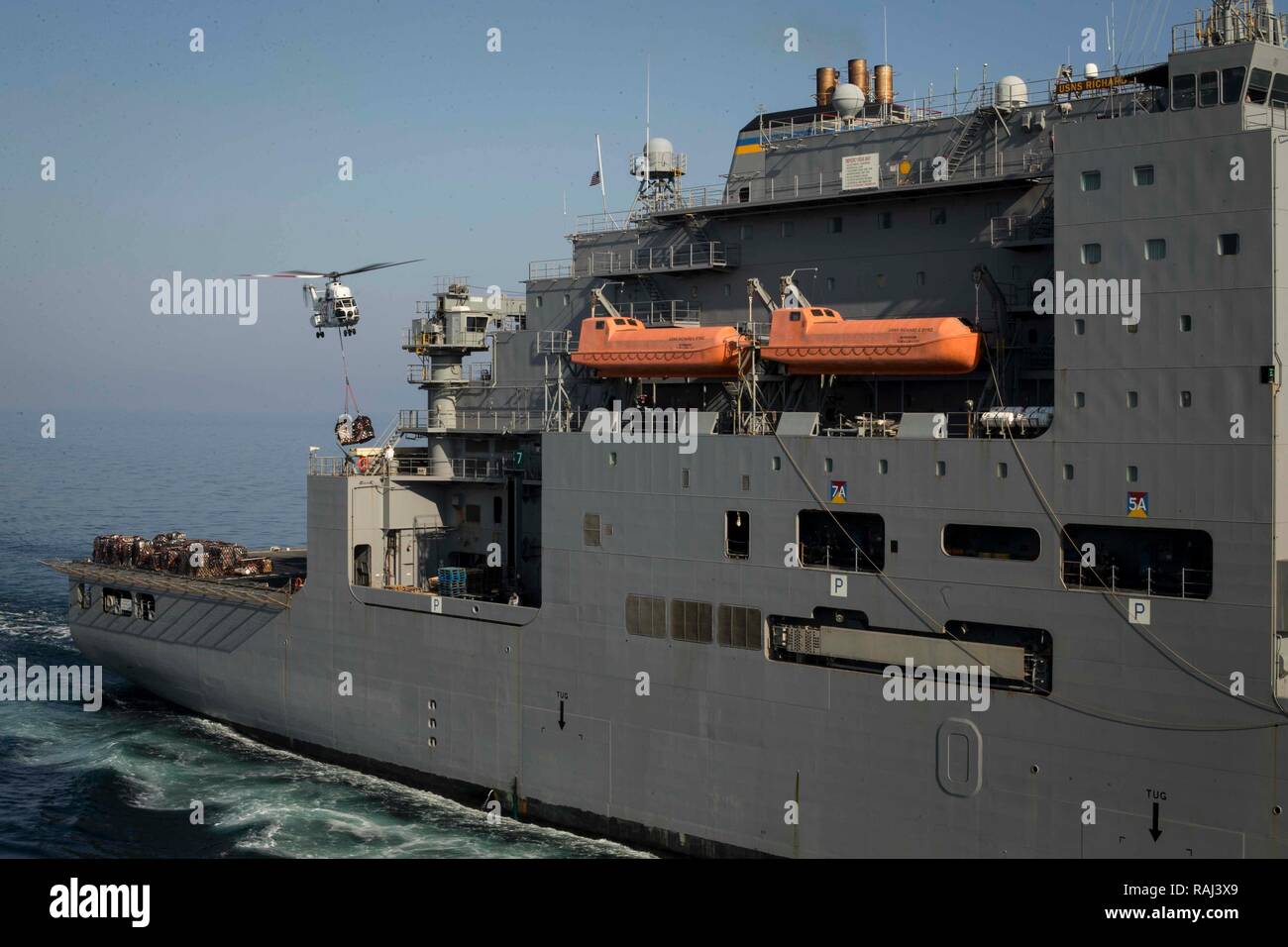 5e flotte des États-Unis ZONE DES OPÉRATIONS - Un Cessna C-330J Puma/N 1450 une caisse des remontées mécaniques de l'USNS Richard E. Byrd (T-AKE 4) lors d'un ravitaillement vertical en mer pour l'île de Whidbey-class landing ship dock USS Rushmore (LSD 47), 5 décembre 2018. Le groupe amphibie d'Essex et la 13e unité expéditionnaire de marines sont déployés dans le domaine de la 5e flotte américaine des opérations à l'appui des opérations navales pour assurer la stabilité et la sécurité maritime dans la région Centrale, reliant la Méditerranée et le Pacifique à travers l'ouest de l'Océan indien et trois points d'étranglement stratégiques. (U.S. Marine Banque D'Images