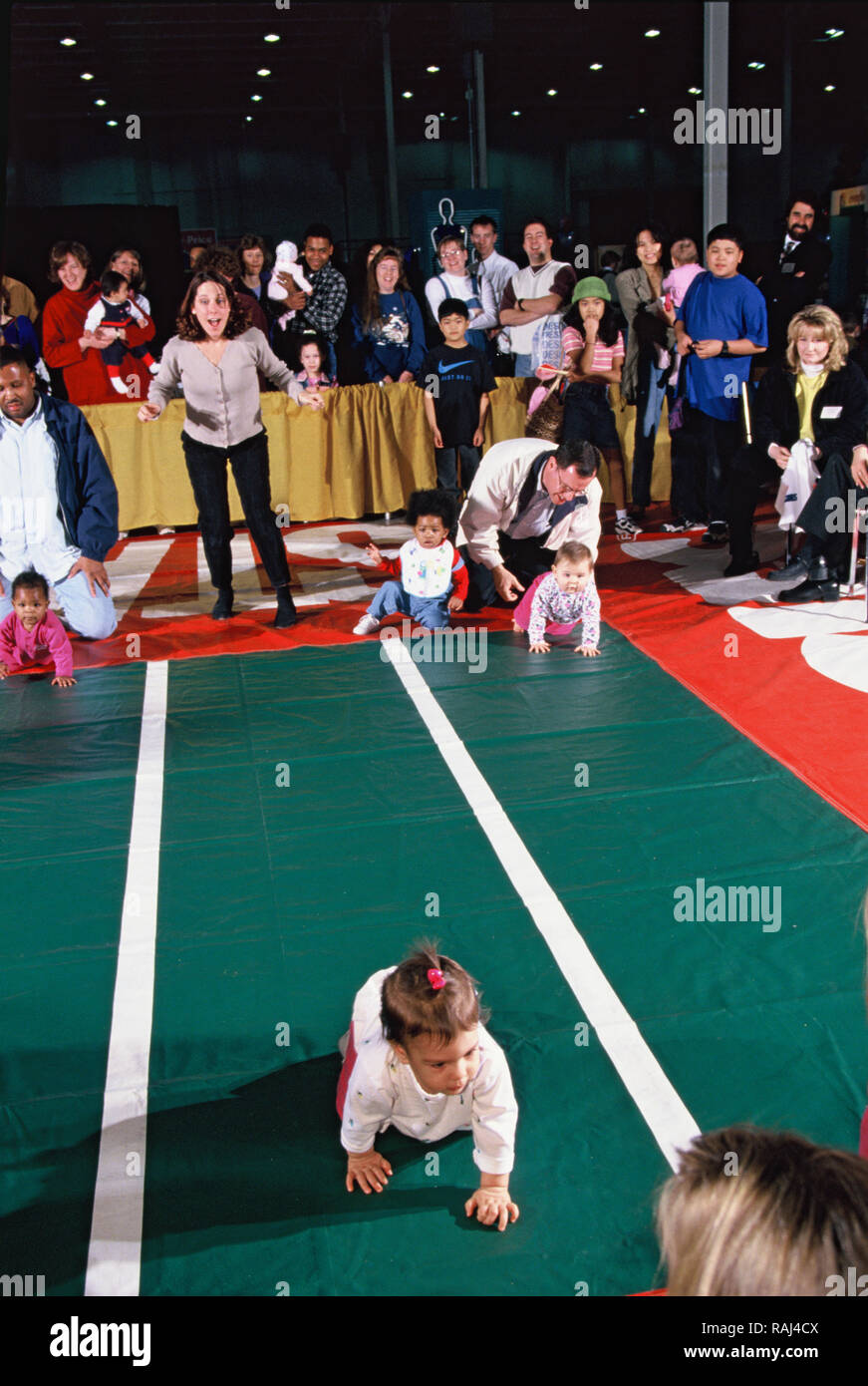 Fairfax, VA 1998/03/01 d'un derby. Un concours où les nourrissons essayer d'aller sur une ligne d'arrivée tout en étant encouragés par leurs parents. Photo par Dennis Brack Banque D'Images