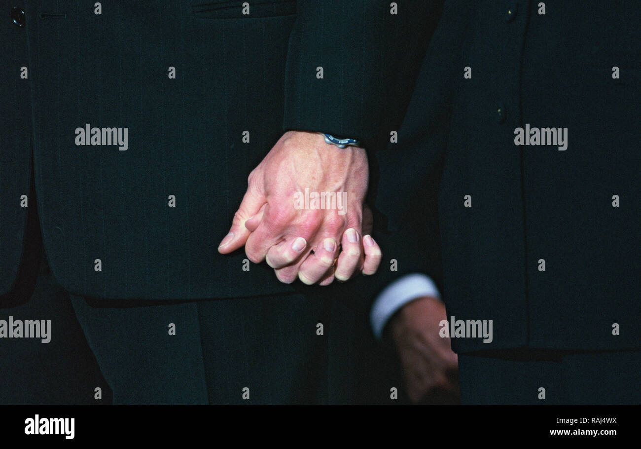 Le président Bill Clinton et la première dame Hillary Clinton tenir la main durant e mois de l'impeachment de Clinton le théâtre. Photo par Dennis Brack Banque D'Images