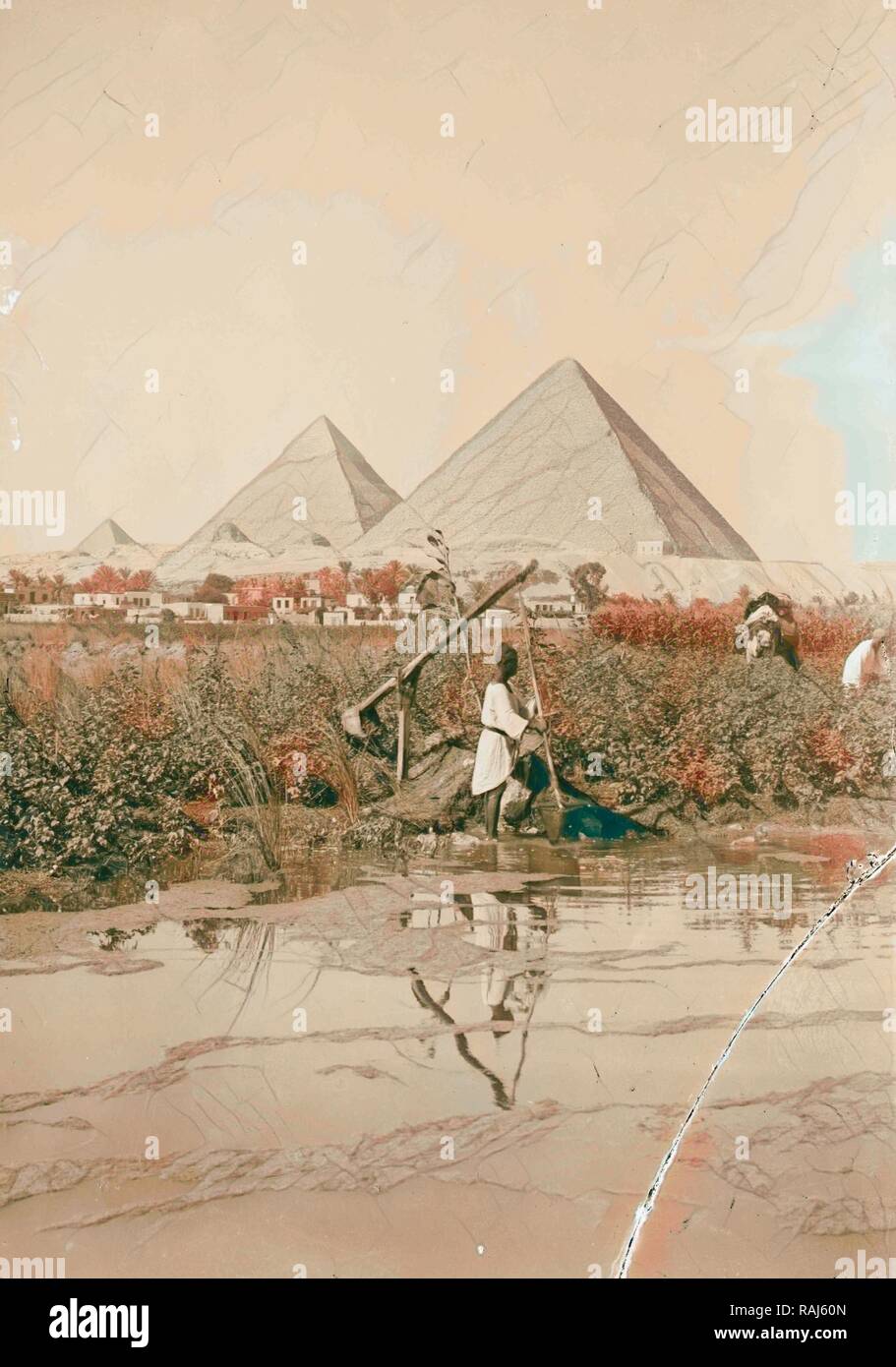 Pyramides de Gizeh. Les trois pyramides avec 'haduf' en premier plan. 1934, l'Égypte, Jīzah, San Sebastian. Repensé Banque D'Images