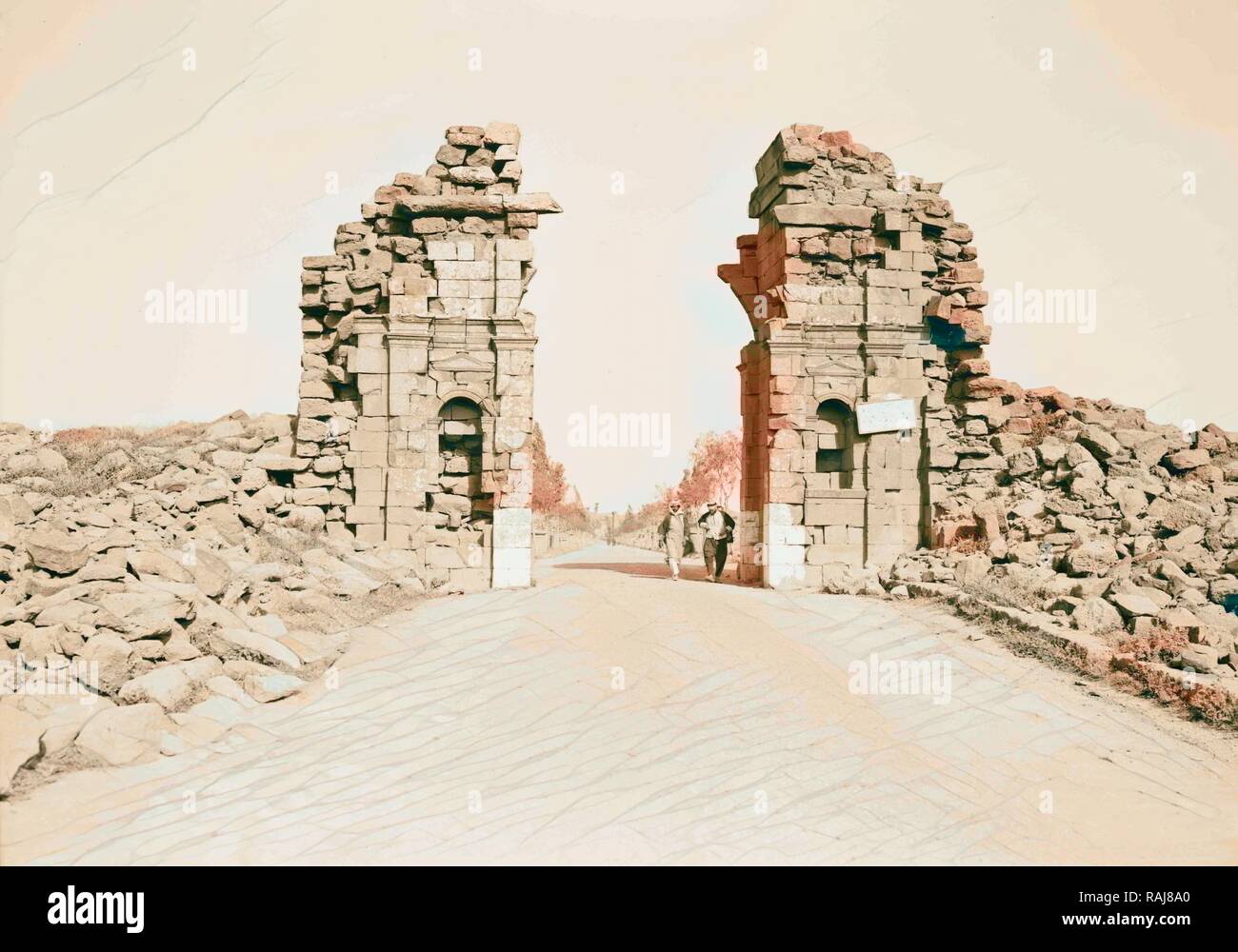 Djebel el-Druzes et Hauran. Bassora Eski Sham. La porte de la ville de l'ouest, Bab el-Hawa. 1938, la Syrie, l'Buṣrá al-Shām. Repensé Banque D'Images