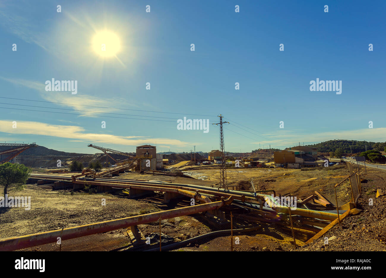 Complexe de bâtiments de la mine d'une ancienne entreprise minière à Riotinto avec minéral et de la courroie du convoyeur et les tuyaux pour l'extraction de l'or et Cooper, avec Banque D'Images