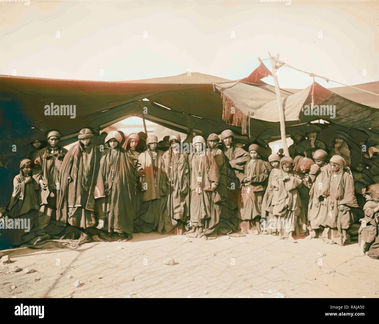 Les femmes bédouines en face de tente dans Moab-Adwan tribu. 1898, la Jordanie. Repensé par Gibon. L'art classique avec un style moderne repensé Banque D'Images