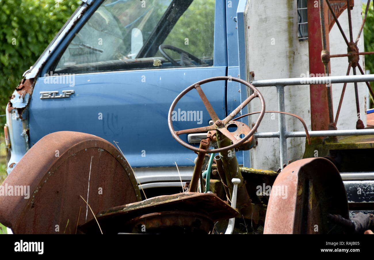 Van et le tracteur dans un petit jardin à côté de relevage d'un vignoble Banque D'Images