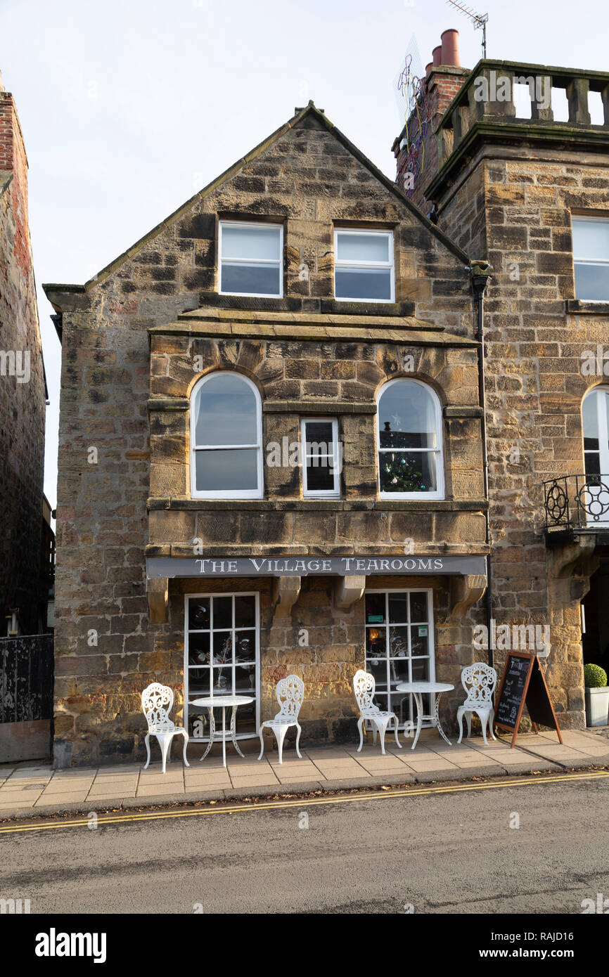 Façade du Village de thé à Blackpool dans le Northumberland, en Angleterre. Chaises et tables sur le trottoir. Banque D'Images