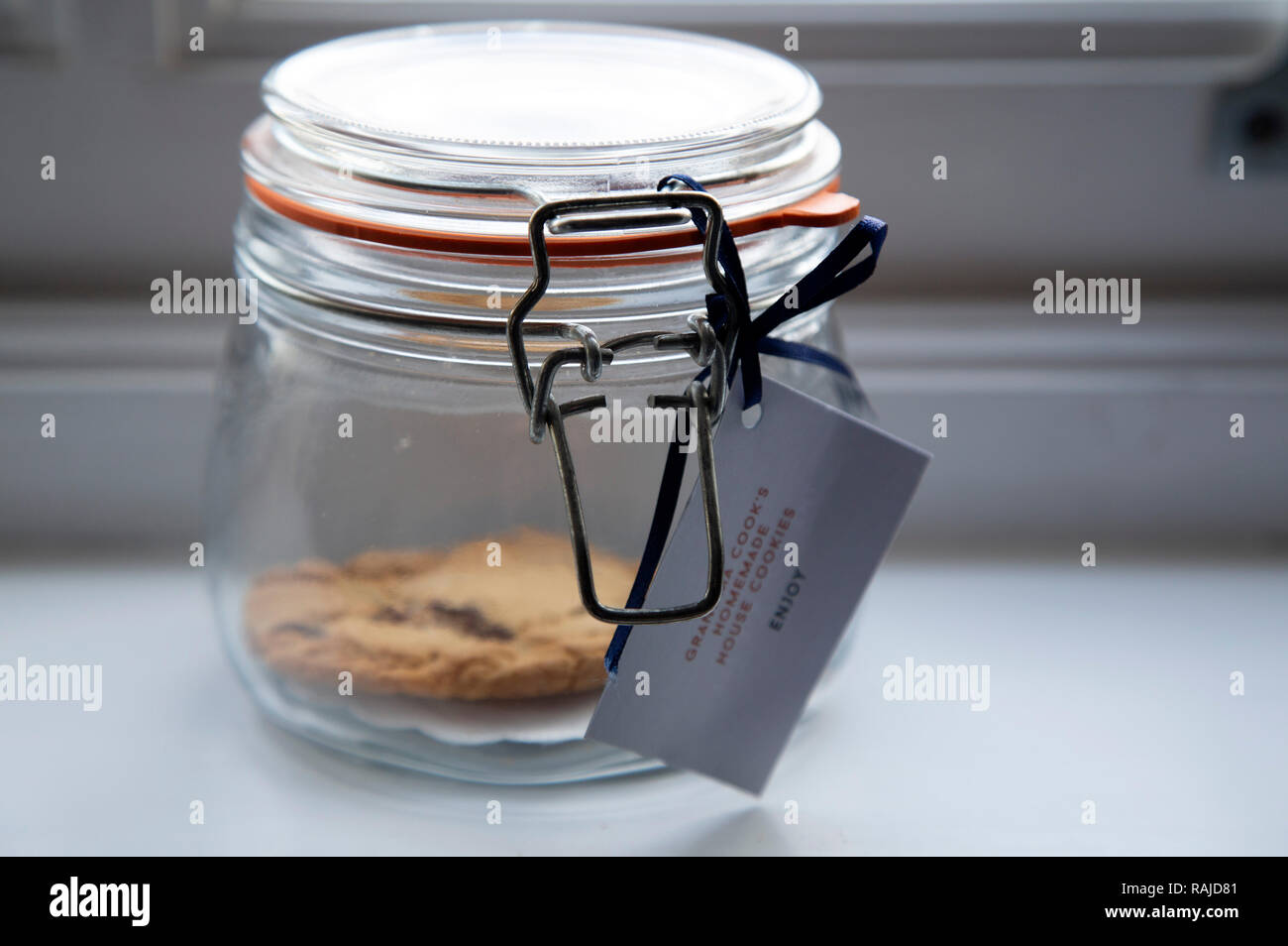 Un cookie stocké dans un pot hermétique en verre. Banque D'Images