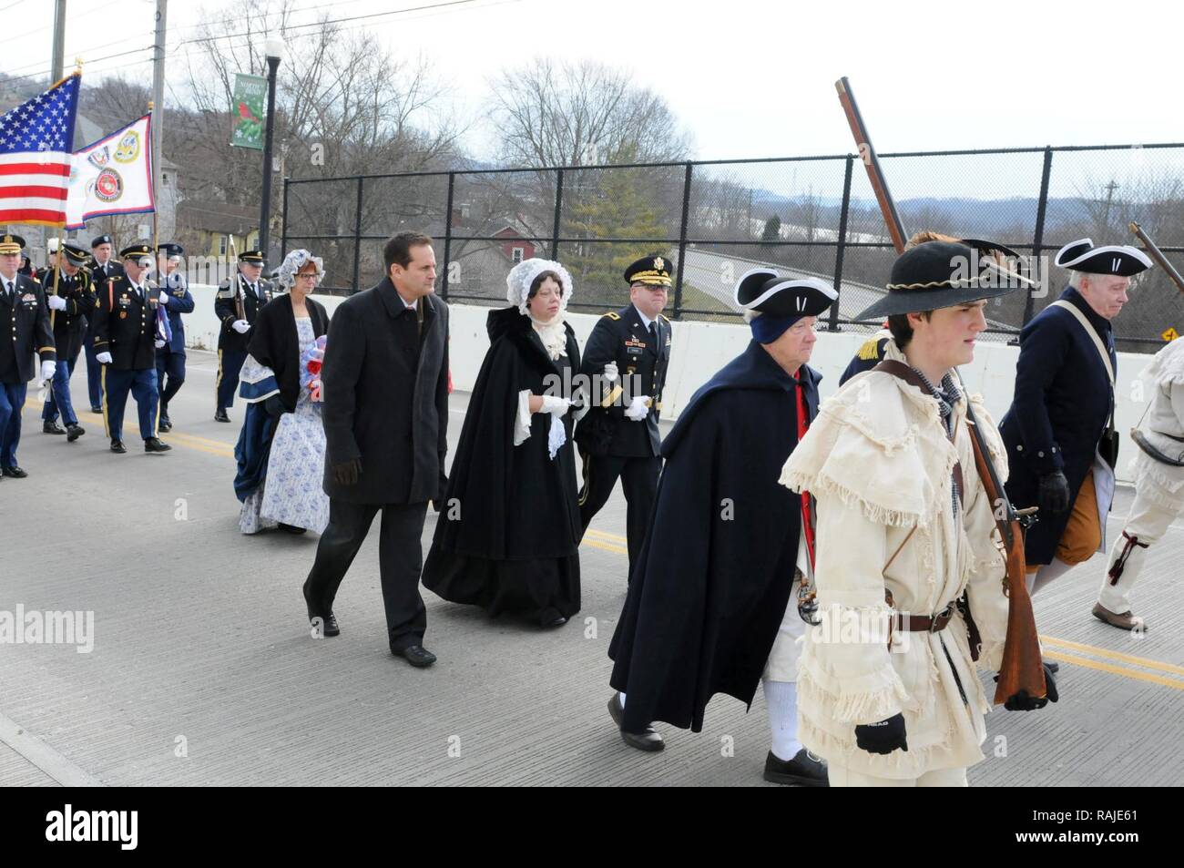 Le général de brigade Stephen E. Strand, commandant général adjoint pour la 88e Commandement du soutien régional, les promenades avec le président William Henry Harrison's femme Anna Symmes Harrison (joué par Susan Bell, un descendant direct d'Anna), vers la tombe de Harrison North Bend, dans l'Ohio, le 3 février, lors de la cérémonie en l'honneur de la neuvième Président des États-Unis. Banque D'Images