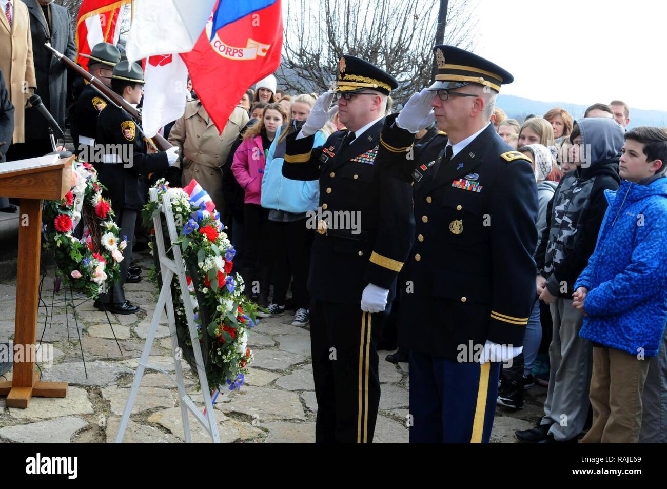 Le général de brigade Stephen E. Strand, à gauche, le général commandant adjoint, et l'aumônier Le Major Scott Hagen, aumônier adjoint du commandement, pour la 88e Commandement du soutien régional, saluer la guirlande ils placés à la base de la William Henry Harrison tombe au nom du président Donald J. Trump, durant la cérémonie honorant le neuvième Président des États-Unis, le 3 février 2017. Banque D'Images