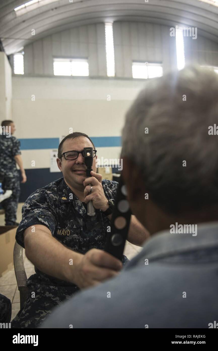 (Fév. 2, 2017) Puerto Barrios, GUATEMALA - Le Lieutenant Cmdr. Paul Mayo, originaire de Nashville, Tenn., joint à la Naval Air Station Pensacola, Floride, Direction générale de l'établissement procède à un examen de la vue par la persistance de promesse 2017 (CP-17) site médical à Puerto Barrios, Guatemala. CP-17 est un U.S. Southern Command-parrainé et U.S. Naval Forces Southern Command/U.S. 4ème flotte-déploiement effectué pour mener des opérations civiles et militaires y compris l'assistance humanitaire, missions de formation, de soins médicaux, dentaires et vétérinaires, de l'assistance dans un effort pour montrer le soutien des États-Unis et de l'engagement de l'Amérique centrale et du Sud. Banque D'Images