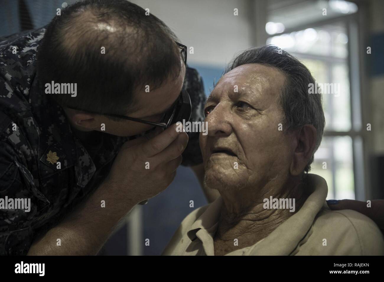 (Fév. 2, 2017) Puerto Barrios, GUATEMALA - Le Lieutenant Cmdr. Paul Mayo, originaire de Nashville, Tenn., joint à la Naval Air Station Pensacola, Floride, Direction générale de l'établissement procède à un examen de la vue par la persistance de promesse 2017 (CP-17) site médical à Puerto Barrios, Guatemala. CP-17 est un U.S. Southern Command-parrainé et U.S. Naval Forces Southern Command/U.S. 4ème flotte-déploiement effectué pour mener des opérations civiles et militaires y compris l'assistance humanitaire, missions de formation, de soins médicaux, dentaires et vétérinaires, de l'assistance dans un effort pour montrer le soutien des États-Unis et de l'engagement de l'Amérique centrale et du Sud. Banque D'Images