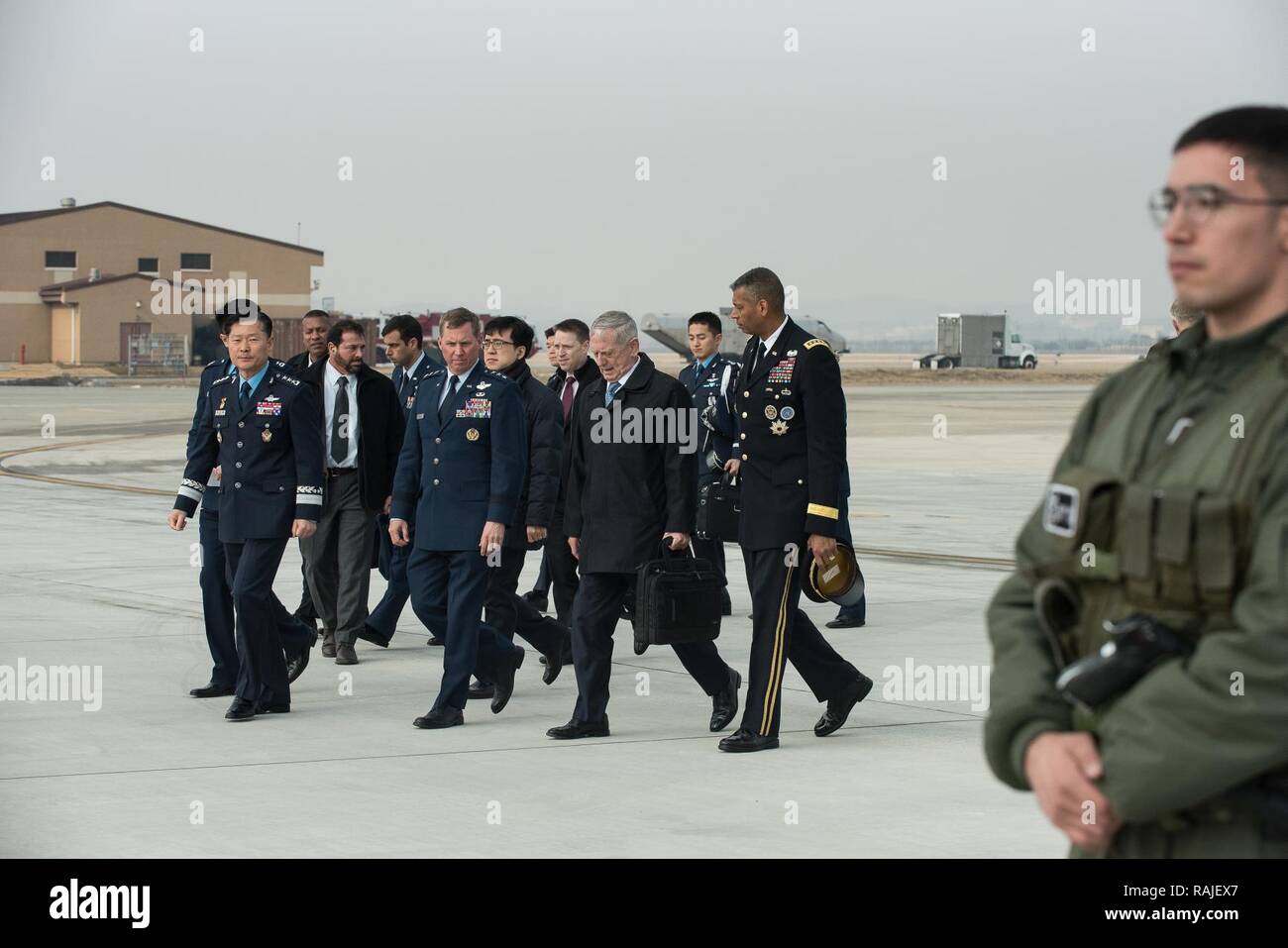 Les hauts dirigeants pour les forces américaines en Corée à pied avec le secrétaire à la défense, Jim Mattis à Osan Air Base, Osan, République de Corée, le 3 février 2017. Banque D'Images