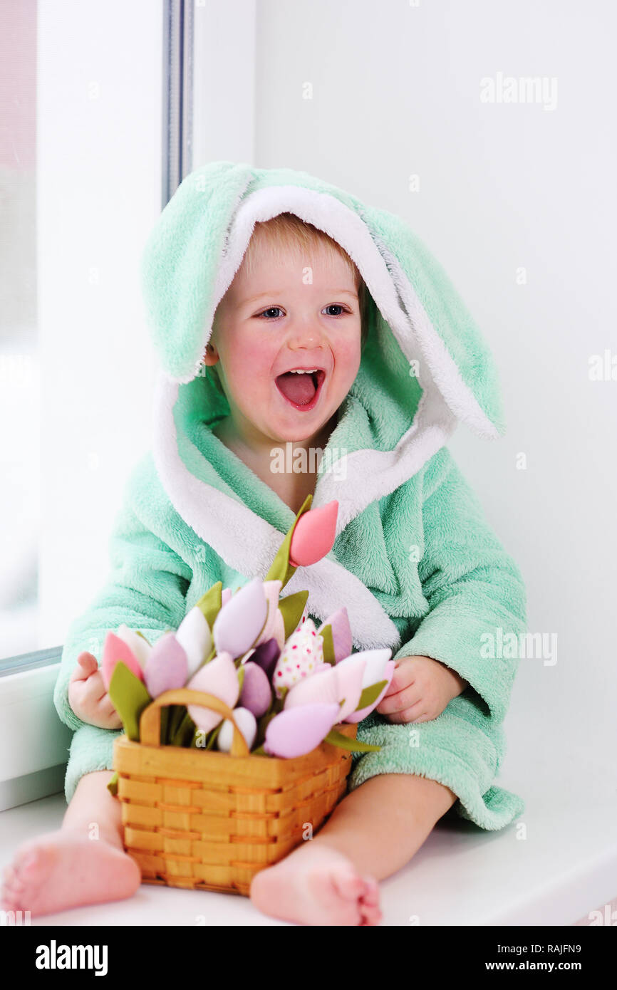 Mignon Bébé garçon dans un costume de lapin avec un bouquet de fleurs sur  la fête des Mères Photo Stock - Alamy