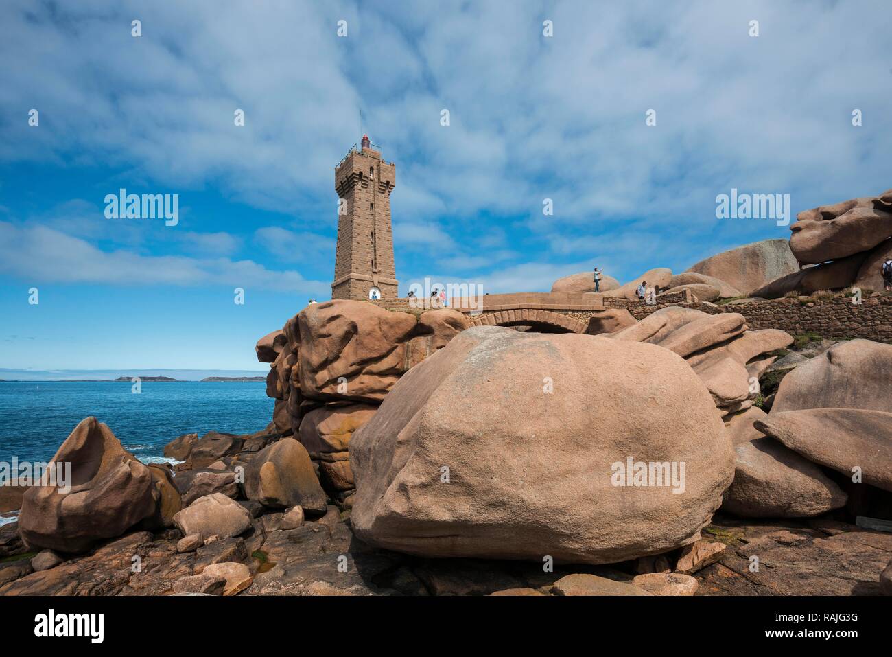 Les roches de granit et de Phare, phare de Ploumanac'h ou phare de dire Ruz, Côte de Granit rose, Perros-Guirec, Bretagne, France Banque D'Images