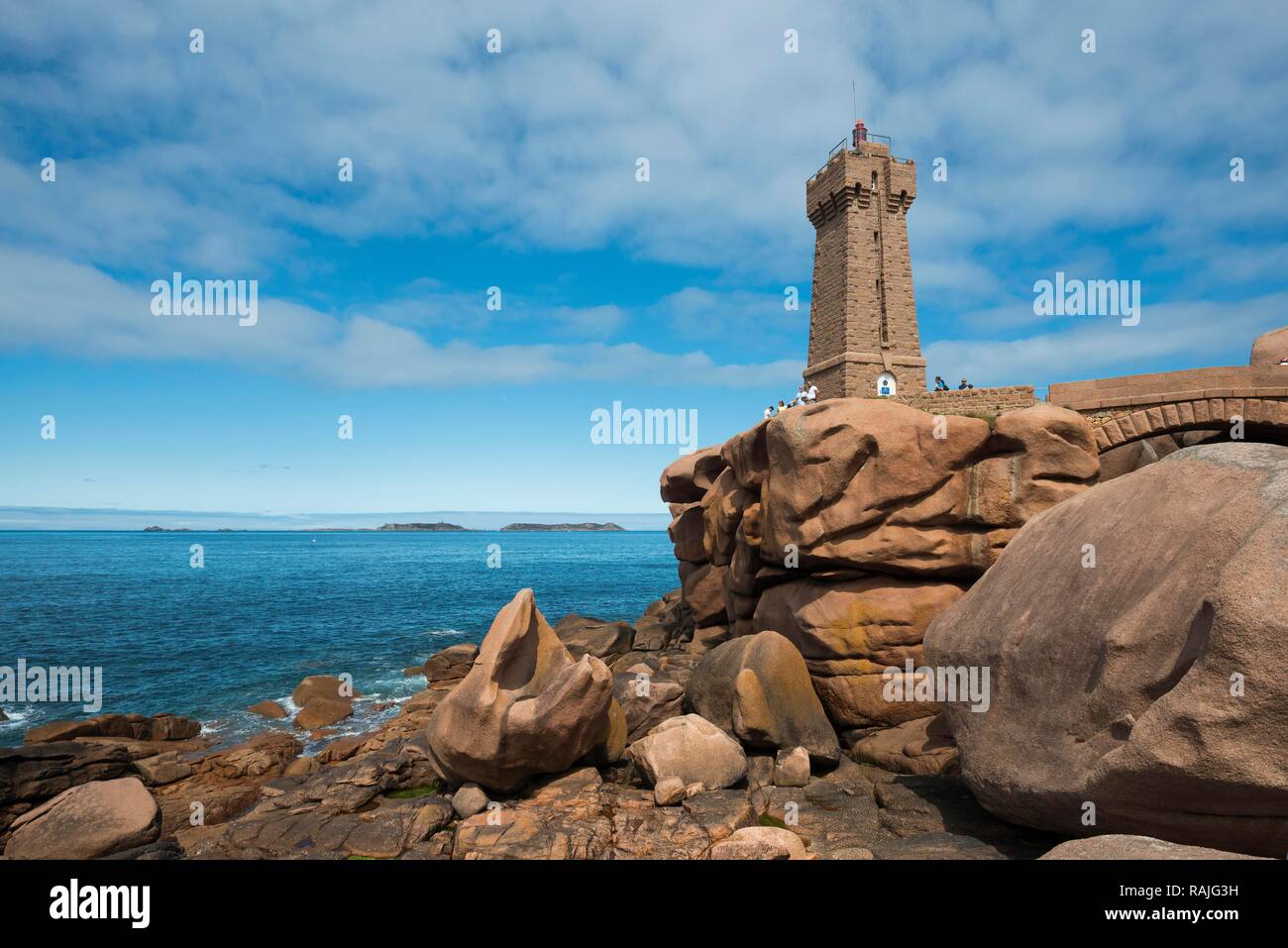 Les roches de granit et de Phare, phare de Ploumanac'h ou phare de dire Ruz, Côte de Granit rose, Perros-Guirec, Bretagne, France Banque D'Images