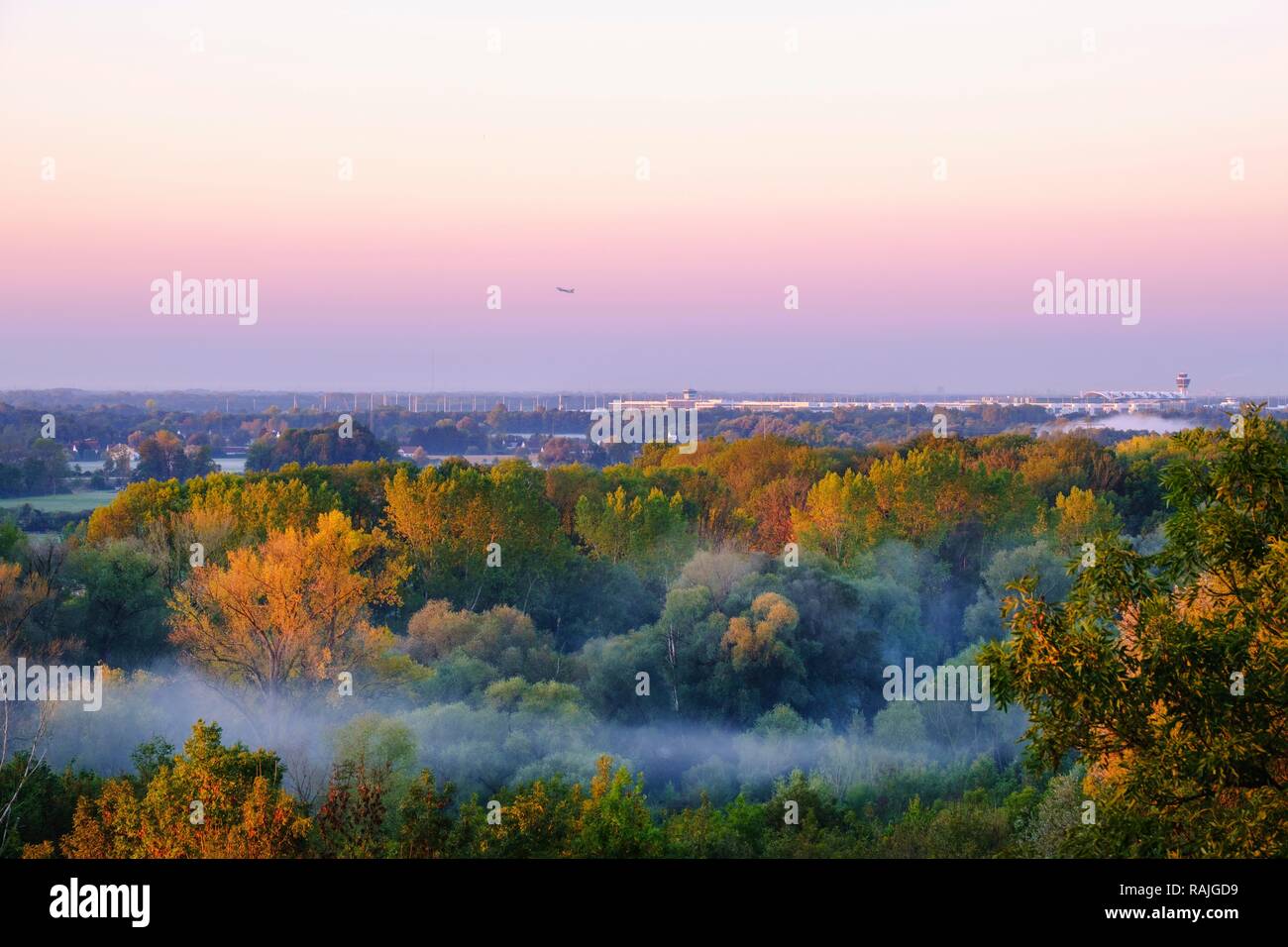 L'aéroport de Munich et d'inondation de l'Isar au lever du soleil, vue de Hangenham près de Marzling, comté de Freising, Haute-Bavière, Bavière Banque D'Images