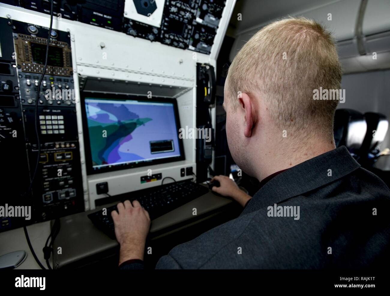 Navigant de première classe Matthieu Hulse, 1er Escadron de transport aérien exploitant des systèmes de communication, surveille les signaux satellite et plages comme le C-40B il est battant sur chefs nord-est, loin de la côte est des États-Unis en route vers la base aéronavale de Rota, Espagne, le 4 février 2017. Les OSC conserver les chefs du gouvernement branché, étendant les capacités de leur maison blanche ou Pentagon office à un bureau dans l'air n'importe où sur le globe. Banque D'Images