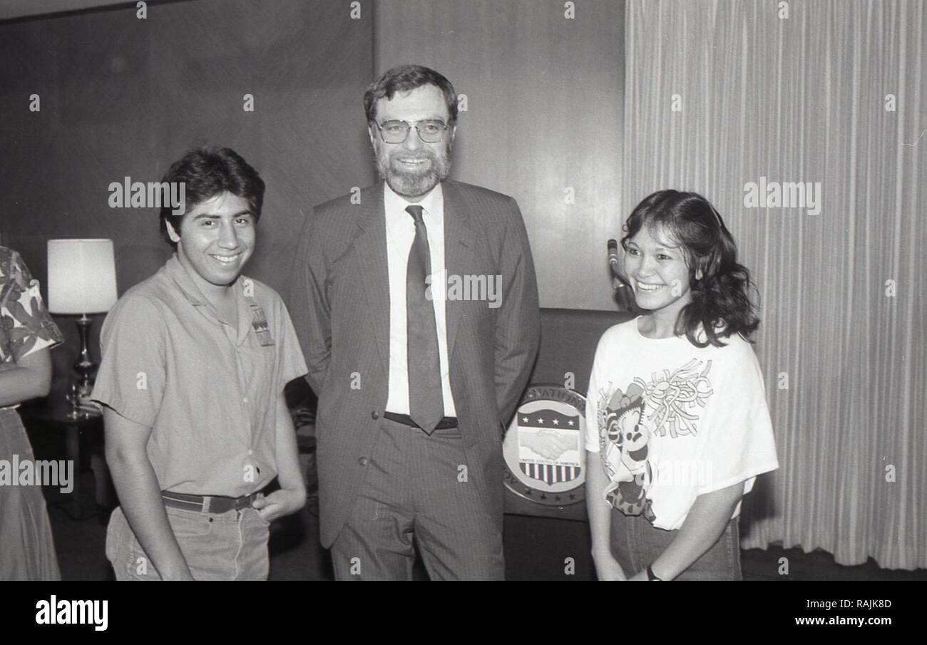 Deux HOMMES ET UNE FEMME SE POSANT POUR UNE PHOTO. Banque D'Images