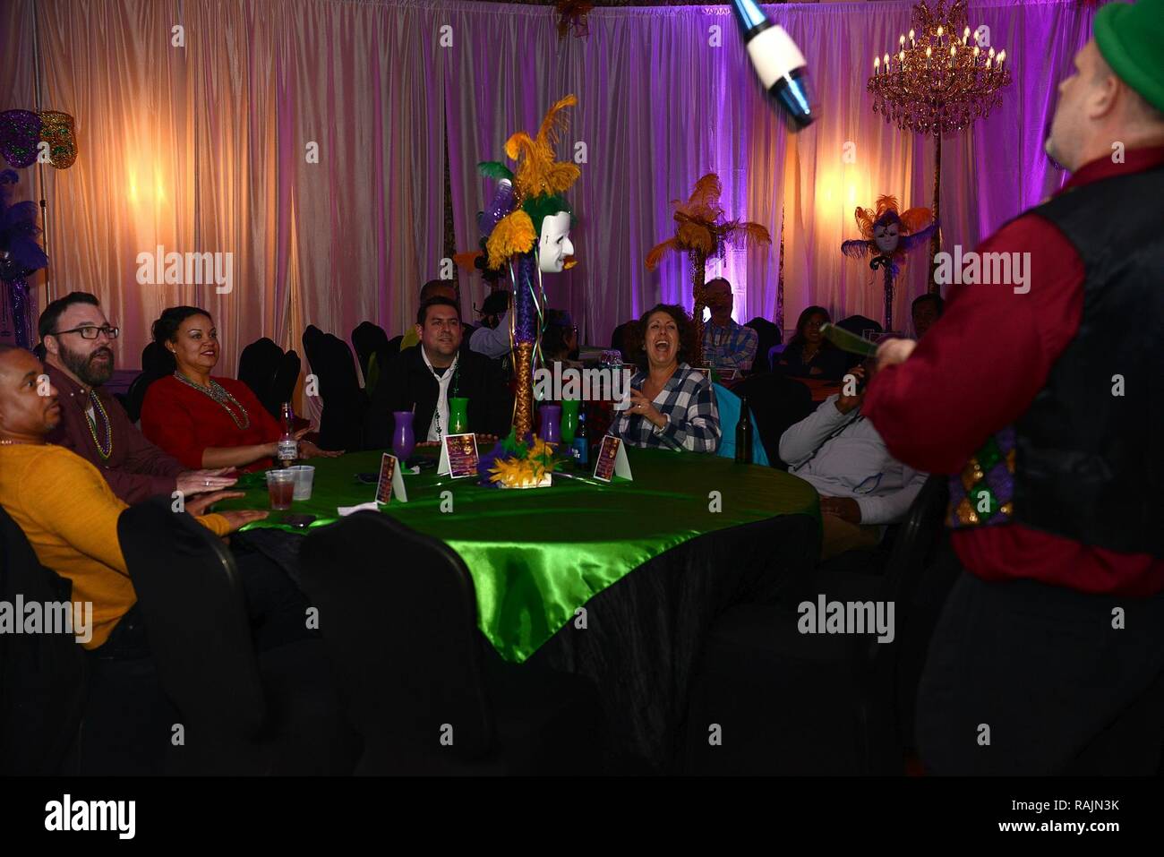 Vous pourrez regarder un artiste jongler avec des quilles au cours de la manifestation organisée Mardi Gras au Fort Eustis Club at Joint Base Langley-Eustis, Va., Mar, 3, 2017. Devins, maquilleurs, jongleurs et magiciens fournis pour les clients de divertissement pendant l'événement. Banque D'Images