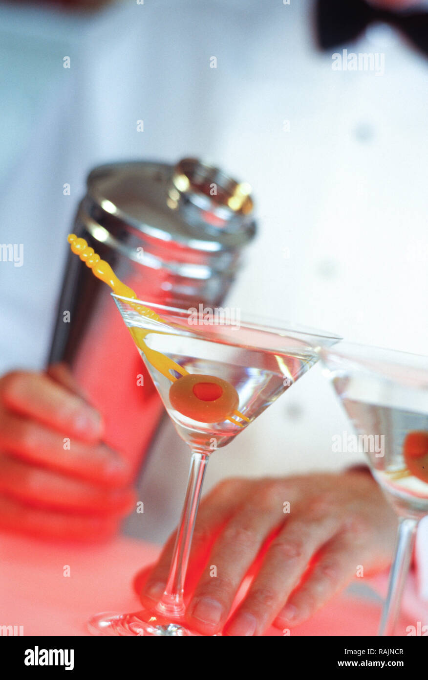 Barman est faire un martini dans un shaker, USA Banque D'Images