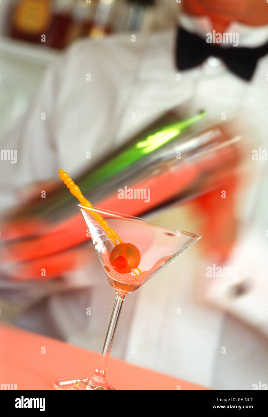 Barman est faire un martini dans un shaker, USA Banque D'Images