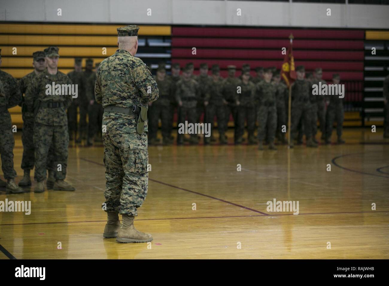 Le Lieutenant-colonel du Corps des Marines américain John C. Golden, off, commandant du bataillon de l'Administration centrale (AC), 2e Division de Marines (2d MARDIV), donne à son discours lors de la cérémonie de passation de commandement à Camp Lejeune, en Caroline du Nord, le 9 février 2017. Golden a cédé le commandement au Colonel Samuel C. Cook durant la cérémonie. Banque D'Images