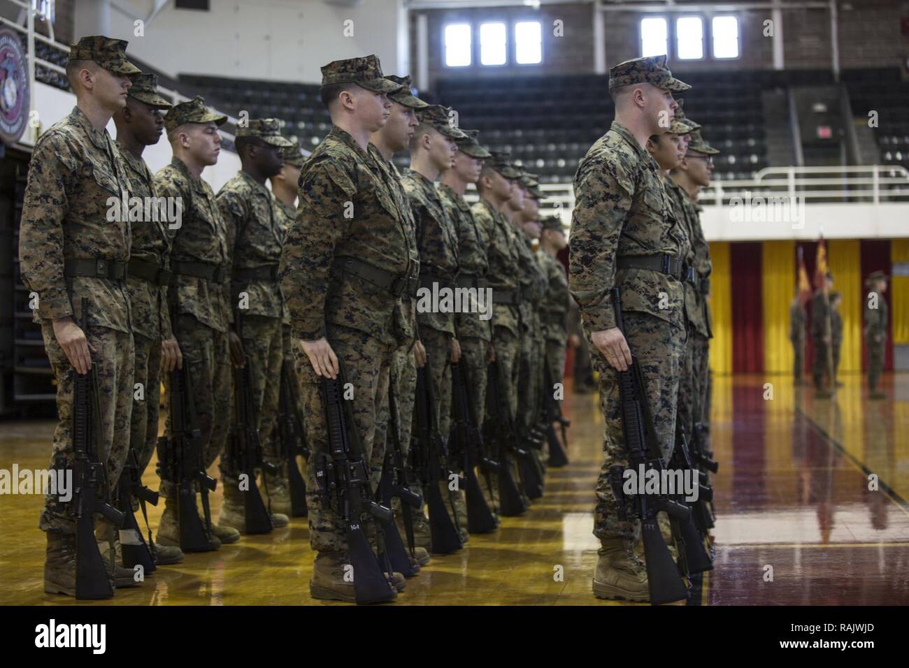 Les Marines américains avec le Siège de l'AC (NE) Bataillon, 2e Division de Marines (2d) fusil MARDIV pratique manuel au cours de l'AC BN passation de commandement à Camp Lejeune, en Caroline du Nord, le 9 février 2017. Le Lieutenant-colonel du Corps des Marines américain John C. Golden, commandant de l'AC, BN, 2d MARDIV, a quitté le commandement au Colonel Samuel C. Cook durant la cérémonie. Banque D'Images