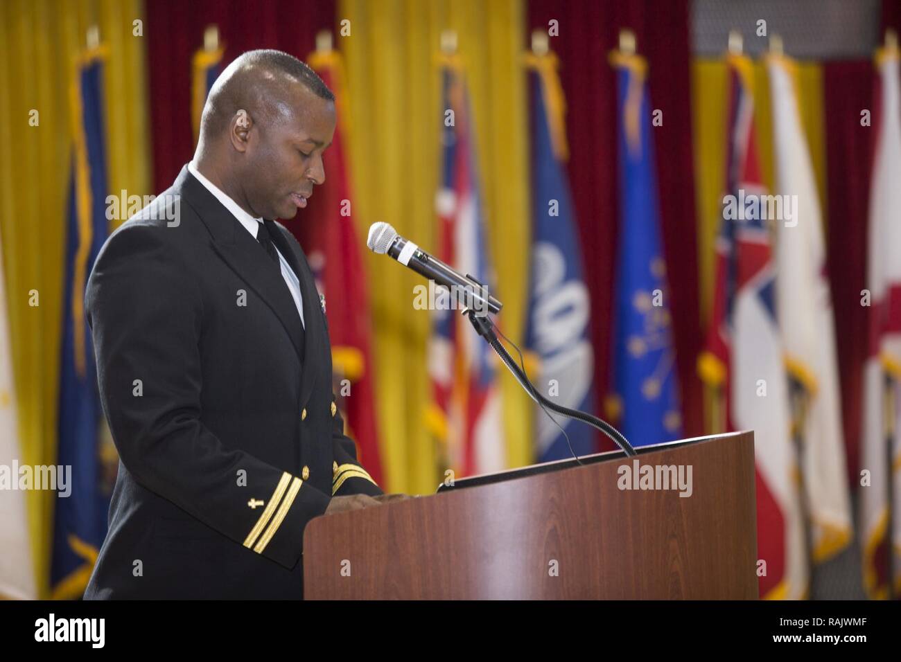 Le lieutenant de la Marine américaine Donelson Thevenin, aumônier du 2e Bataillon, 2e Division de Marines (2d MARDIV) propose l'invocation au cours de la 76e bataille 2d MARDIV reconsécration Couleurs et cérémonie de remise des prix de la Goettge Memorial Field House, Camp Lejeune, N.C., le 10 février 2017. Les Marines américains, marins et civils ont participé à la cérémonie pour réfléchir sur les réalisations de la division au cours des 76 dernières années. Banque D'Images