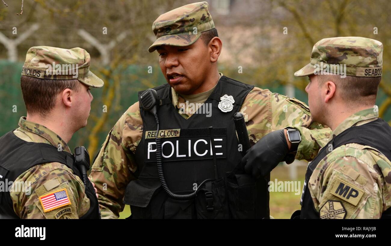 (De gauche à droite) Le s.. John Reynolds, le s.. Lionell Nuage Rouge et le Sgt. Mark Seabolt de la garnison de l'armée américaine Ansbach Direction de services d'urgence de la police militaire conduite d'oléorésine (communément connu sous le nom de gaz poivré) formation de certification le 2 février 2017, à l'aérodrome de l'Armée de terre Katterbach à Ansbach, en Bavière, Allemagne. Banque D'Images