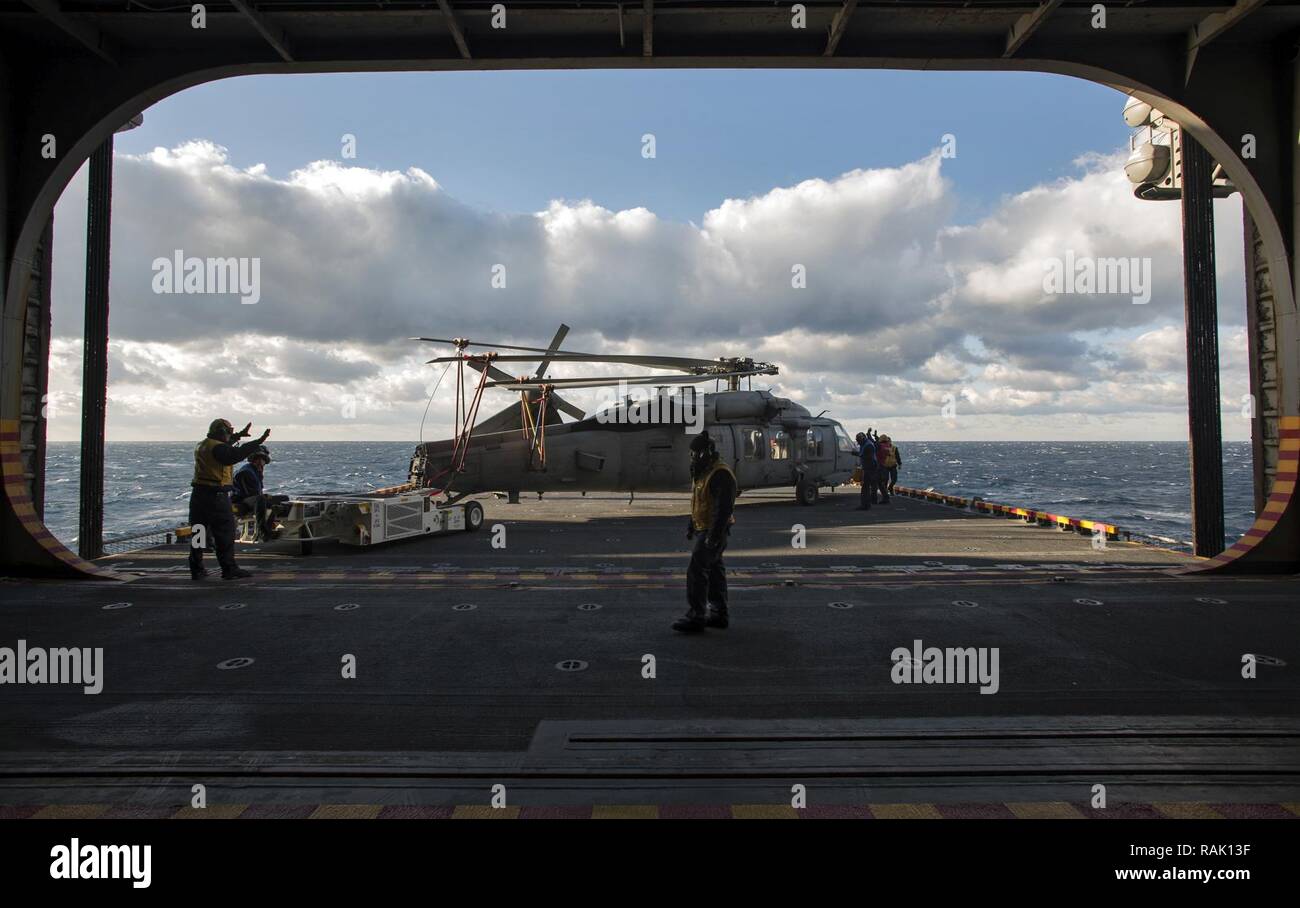 Mer des Philippines (fév. 11, 2017) Ministère de l'air un transfert marins Sea Hawk MH-60S, affecté à l'Escadron d'hélicoptères de combat de la mer (HSC), à partir de 25 le poste de pilotage pour le crochet baie de navire d'assaut amphibie USS Bonhomme Richard (DG 6) pendant les opérations de vol. Bonhomme Richard effectue une formation au niveau de l'unité de combat pour assurer la préparation dans la préparation d'une patrouille de routine à l'appui de la sécurité et de la stabilité dans la région du Pacifique Indo-Asia. Banque D'Images