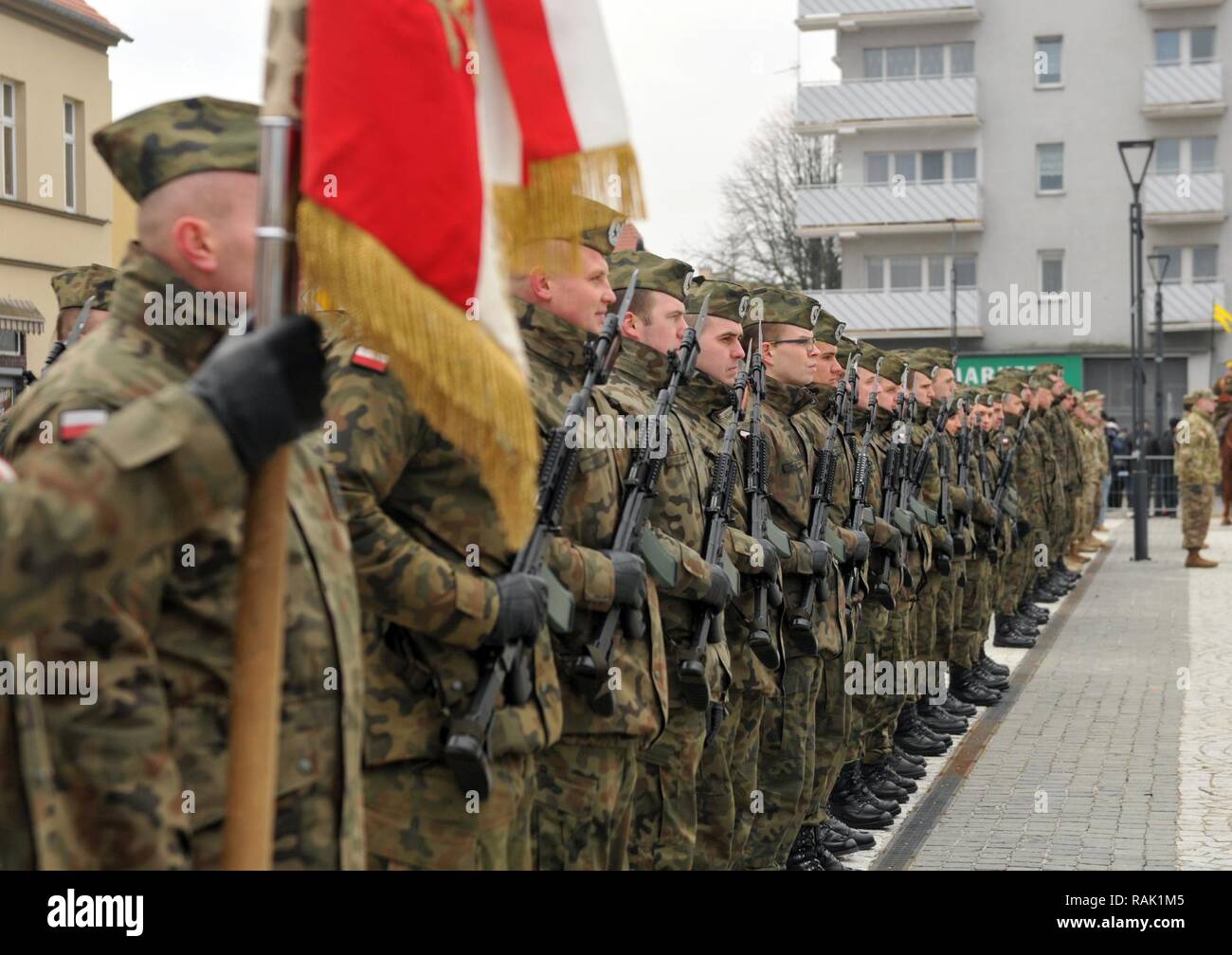 Soldats affectés 35e Escadron de défense de l'Air polonaise en position stand d'attention au cours d'une cérémonie de célébration pour accueillir les soldats américains affectés au 64e Bataillon de soutien de la Brigade Blindée, 3e Brigade Combat Team, 4e Division d'infanterie à Skwierzyna, Pologne, le 12 février 2017. L'arrivée de l'ABCT 3-4 marque le début des rotations de brigades blindées en Europe dans le cadre de l'opération Atlantic résoudre. Cette rotation permettra d'améliorer les capacités de dissuasion dans la région, améliorer la capacité de répondre aux crises potentielles et défendre les alliés et partenaires de la Communauté européenne. La force des États-Unis Banque D'Images