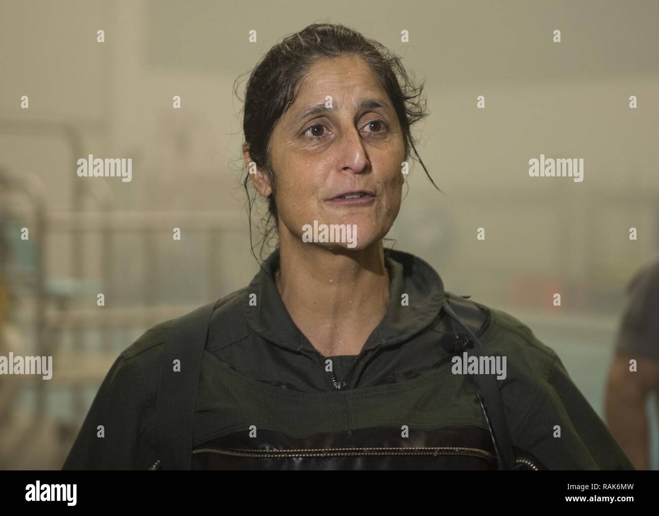 Sunita Williams, astronaute de la NASA, parle aux médias locaux au sujet de ses efforts d'entraînement de l'équipe, le 10 février 2017, à Fairchild Air Force Base, dans l'état de la NASA travaille avec l'École de survie pour la survie de l'eau et la formation en sauvetage puisqu'il ne dispose pas de son propre site. Banque D'Images