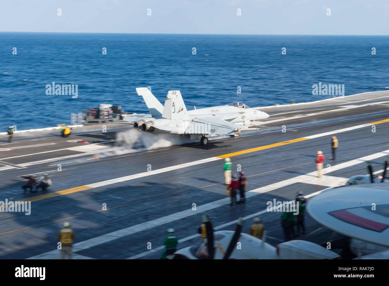 Mer Méditerranée (fév. 13, 2017) Un F/A-18F Super Hornet attaché à la "grève" de Tomcatters escadron de chasse (VFA) 31 lancements depuis le porte-avions USS George H. W. Bush (CVN 77). Le George H. W. Groupe aéronaval du Bush mène des opérations navales dans la sixième flotte américaine zone d'opérations à l'appui des intérêts de sécurité nationale. Banque D'Images