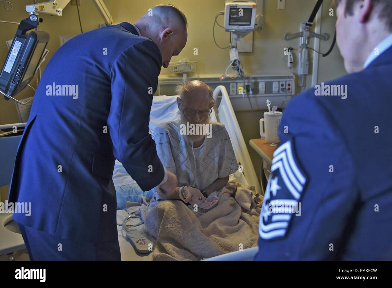 Le Colonel Ryan Samuelson, 92e Escadre de ravitaillement en vol, présente un Fairchild Air Force Base et de l'axe National commémorative hommage aux anciens combattants à la retraite de l'axe de la semaine Marine Le Major Robert Thompson 13 février 2017, à Mann-Grandstaff VA Medical Center, Washington. Hommage aux anciens combattants national Semaine est organisée la semaine du 14 février tous les ans pour dire "merci" à plus de 98 000 anciens combattants qui sont traités dans Ministère des Affaires des anciens combattants des centres médicaux. Banque D'Images