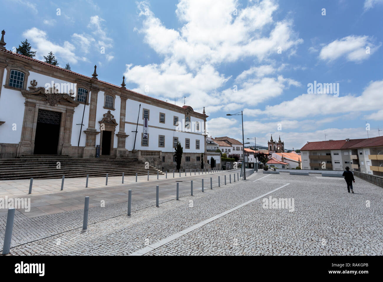 Vue partielle de la façade principale de la 18e siècle Collège des Jésuites, dans la ville de Gouveia, Beira Alta, Portugal Banque D'Images