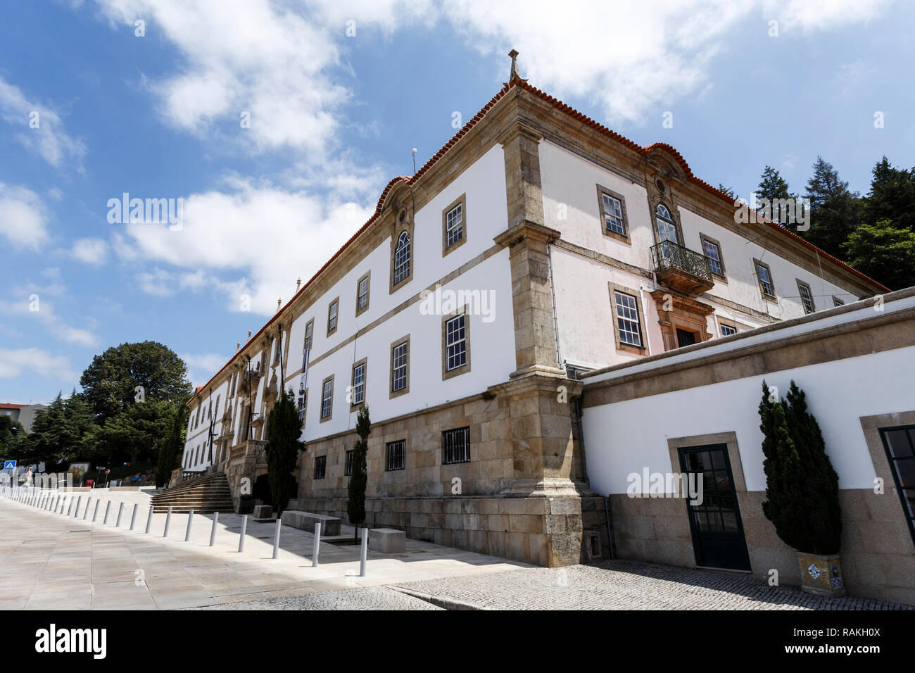 Vue partielle de la façade principale de la 18e siècle Collège des Jésuites, dans la ville de Gouveia, Beira Alta, Portugal Banque D'Images