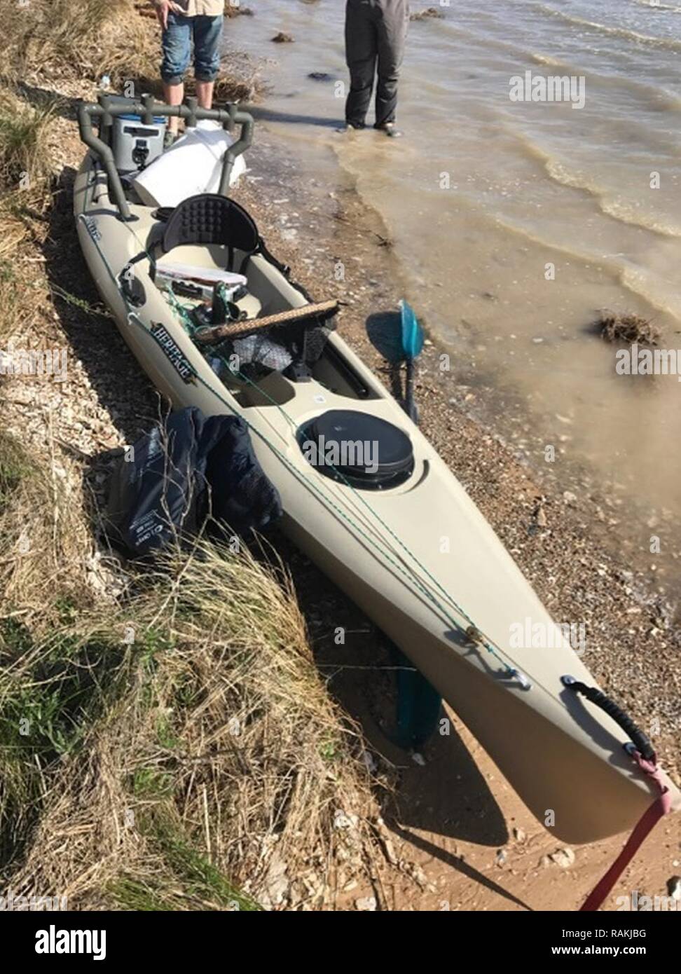 La Garde côtière est à la recherche de la propriétaire d'un kayak qui a été trouvé près de Point d'Alligator, près de Galveston, Texas, Samedi 18 Février, 2018. Le kayak a les engins de pêche et une glacière avec des boissons chaudes, mais pas d'effets personnels n'a été trouvé. Banque D'Images