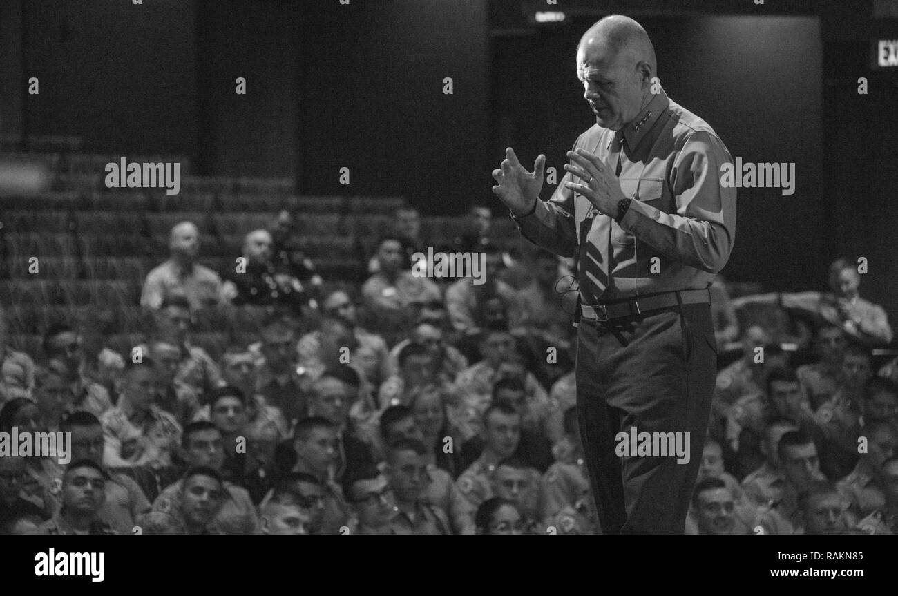 Commandant de la Marine Corps le général Robert B. Neller parle aux étudiants NROTC à la Texas A&M University, College Station, Texas, le 17 février 2017. Neller a parlé de son récent message à la vigueur de l'Initiative 'Seize" et répondu aux questions du public. Banque D'Images