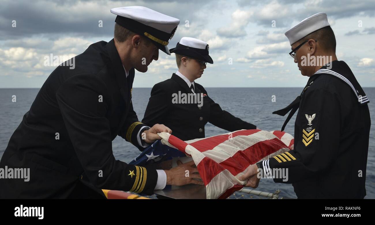 Océan Atlantique (fév. 18, 2017) Le lieutenant Cmdr. Donald Peltier, agent de placement à bord du navire d'assaut amphibie USS Iwo Jima (DG 7), engage un membre du service à la mer au cours d'une cérémonie d'inhumation en mer. Banque D'Images