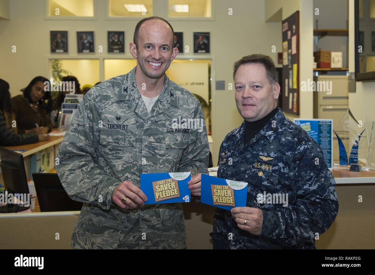 U.S. Air Force Colonel E. John Teichert, 11e Escadre et joint Base Andrews, commandant de la gauche, et de la marine Le Capitaine Scott Fuller, Naval Air Station Washington commandant, droite, posent pour une photo lors de la proclamation de la semaine Militaire enregistre la signature à JBA, Md., le 9 février 2017. Semaine enregistre militaire aura lieu du 27 février au 3 mars et comprendra des séances d'information publique, en unités d'ateliers adaptés aux différents bureaux, stands d'information et financiers. Banque D'Images