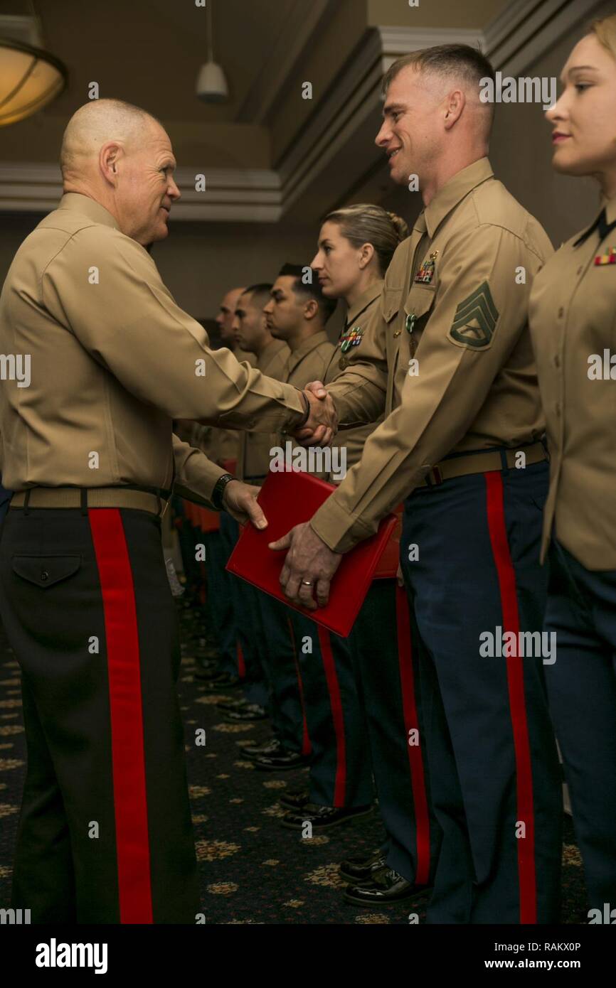 Le Commandant de la Marine Corps le général Robert B. Neller, serre la main de la réserve Active Planificateur de carrière de l'année runner-up, le s.. Jaim W. Bourg avec 4e Bataillon de Reconnaissance, 4e Division de marines, après lui avec la Marine et le Marine Corps médaille au cours de l'Assemblée Commandant de la Marine Corps' 2016 Cérémonie de remise des prix combiné, le 8 février 2017, à Quantico, en Virginie, les planificateurs de carrière de la Réserve travaillent dur pour retenir, former et préparer à la fois le service actif et réserver marines pour ce qui est prochain de leur avenir ou de carrière qui correspond le mieux à leurs besoins individuels. Banque D'Images