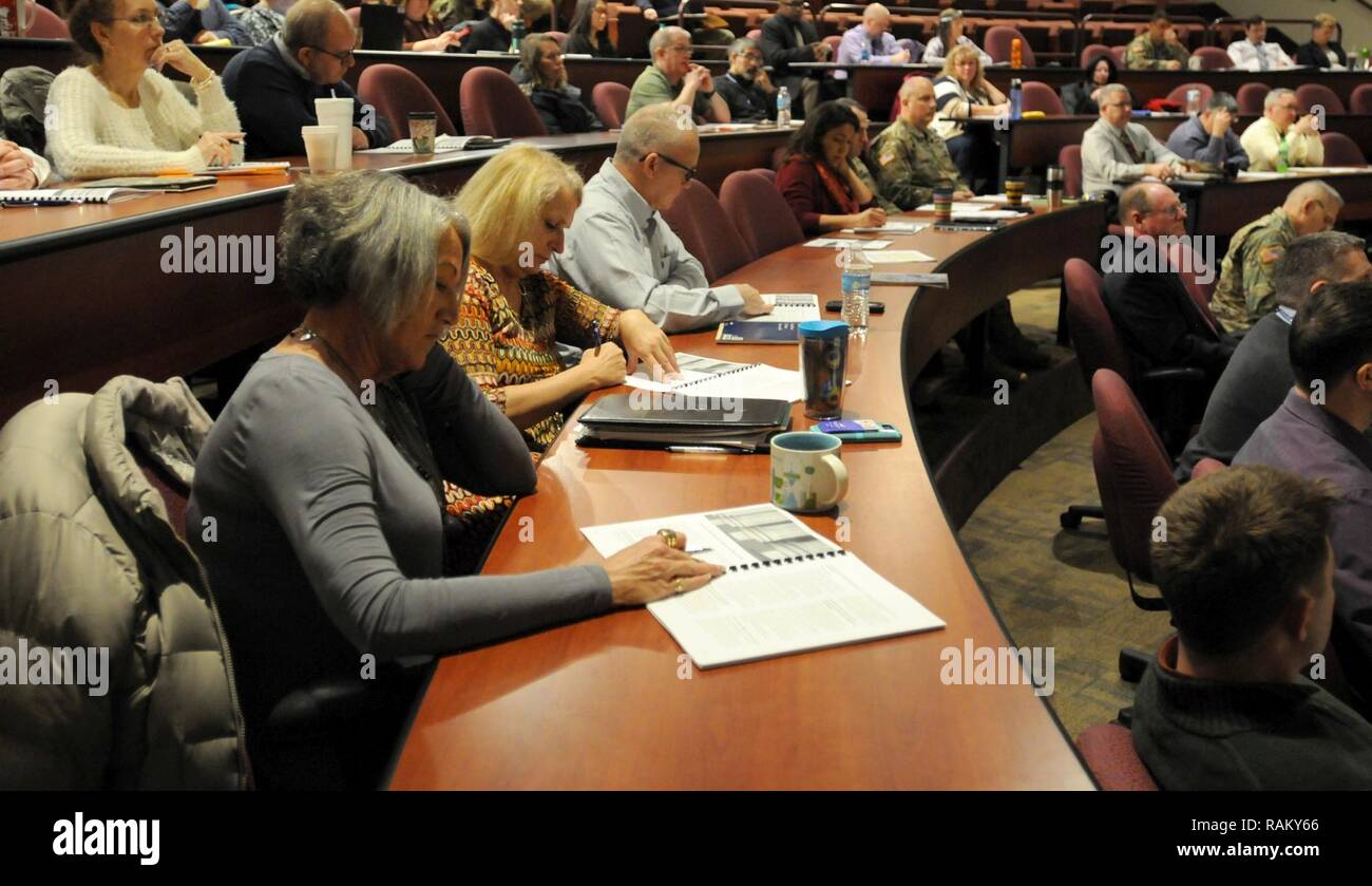 Les superviseurs civils et soldat de l'ensemble du Fort McCoy, au Wisconsin, ont assisté à la formation d'une journée sur le Family and Medical Leave Act à la 88e, Quartier général du Commandement de soutien régional, le 15 février. Banque D'Images