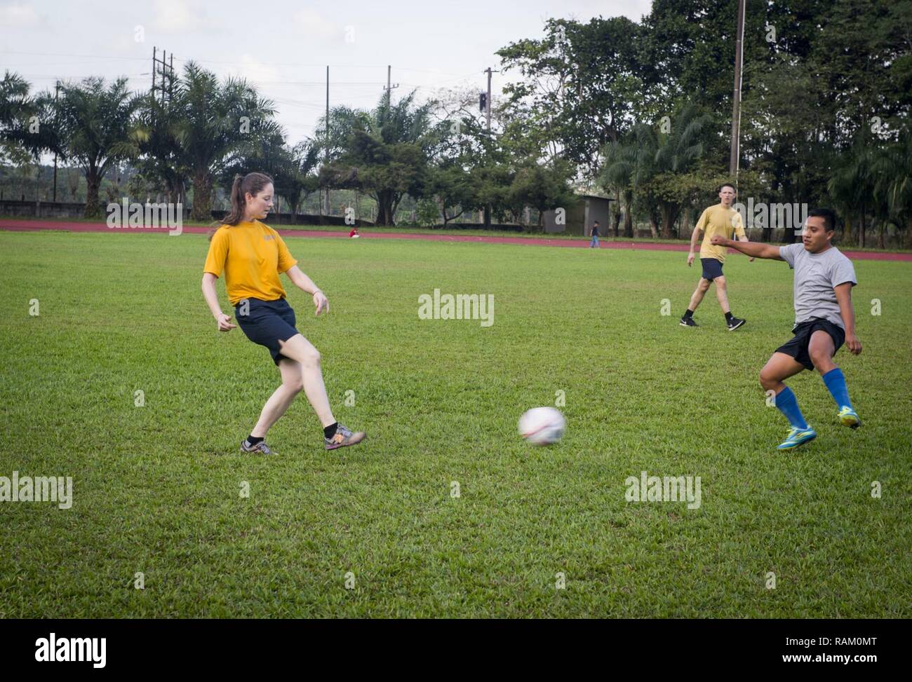 PUERTO BARRIOS, Guatemala (fév. 11, 2017) Le lieutenant Cmdr. Danielle Grady, affecté à l'hôpital naval Camp Lejeune, N.C., joue au soccer avec les membres du service guatémaltèque au cours de Formation Continue 2017 Promesse (CP-17) à Puerto Barrios, Guatemala. CP-17 est un U.S. Southern Command-parrainé et U.S. Naval Forces Southern Command/U.S. 4ème flotte-déploiement effectué pour mener des opérations civiles et militaires y compris l'assistance humanitaire, missions de formation, de soins médicaux, dentaires et vétérinaires, soutien à l'Amérique centrale et du Sud. Banque D'Images